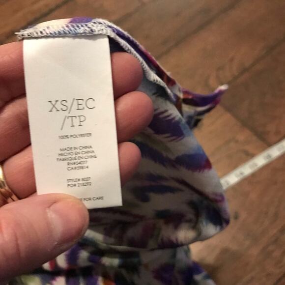 Cabi v neck cap sleeve multi color feather print size XS - Picture 6 of 6